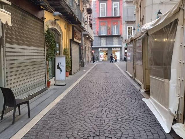 Locale Commerciale in affitto a Municipalità 1, Campania