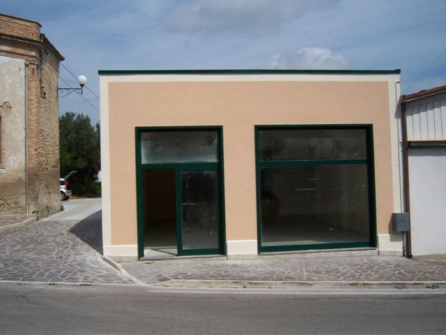 Locale Commerciale in affitto a Unione dei Comuni della Val Vibrata, Nereto