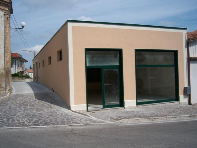 Locale Commerciale in affitto a Unione dei Comuni della Val Vibrata, Nereto