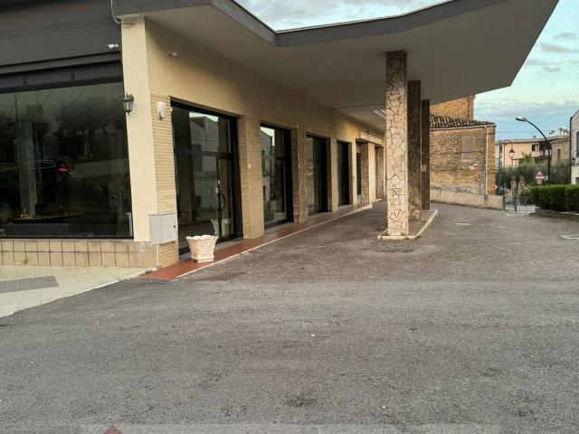 Locale Commerciale in affitto a Unione dei Comuni della Val Vibrata, Nereto