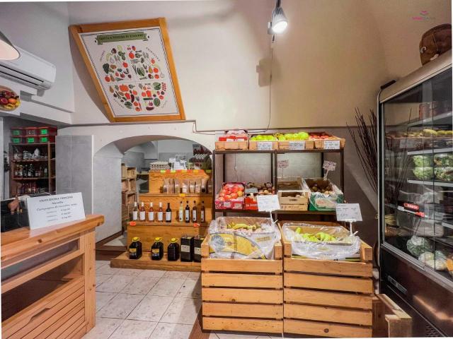 Locale Commerciale in affitto a Puglia, Bari