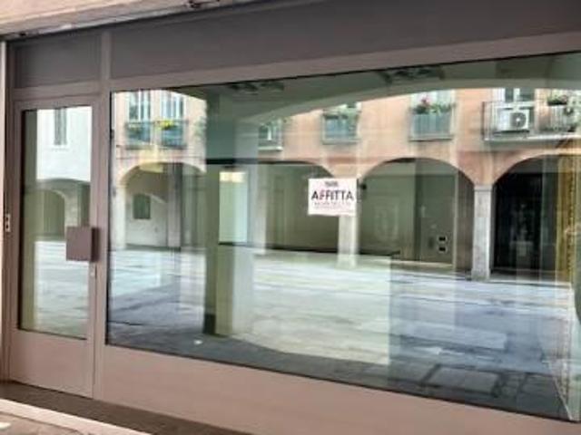 Locale Commerciale in affitto a Sacra Famiglia, Padova