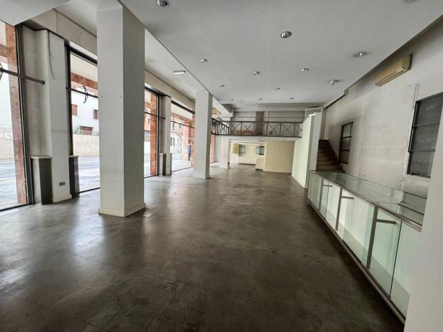 Locale Commerciale in affitto a Padova, Veneto