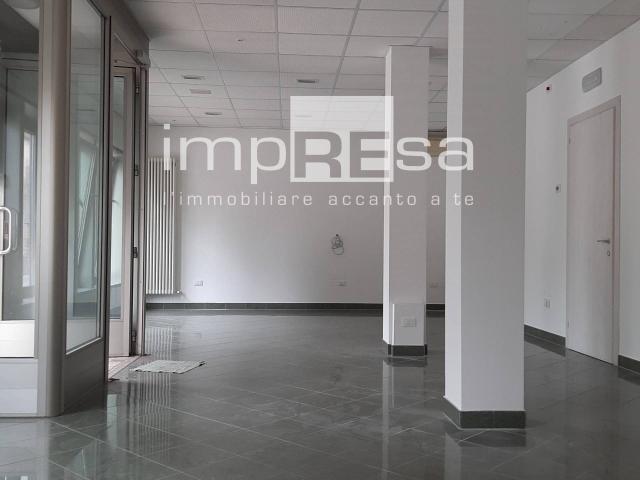 Locale Commerciale in affitto a Sovernigo, Paese