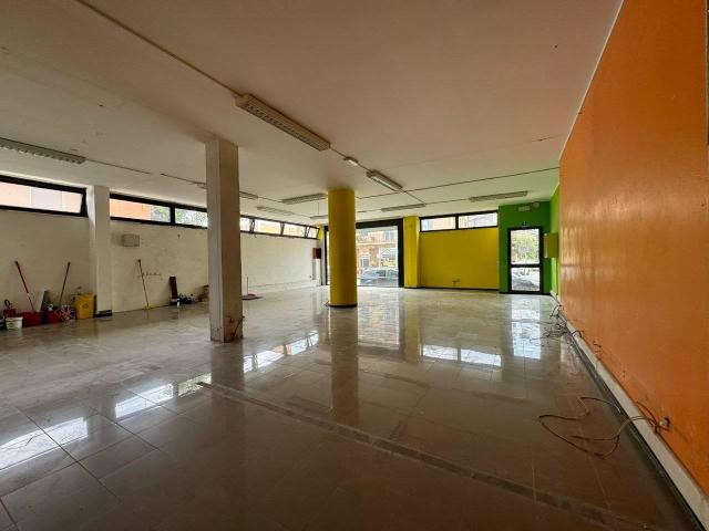 Locale Commerciale in affitto a Marche, Pesaro E Urbino