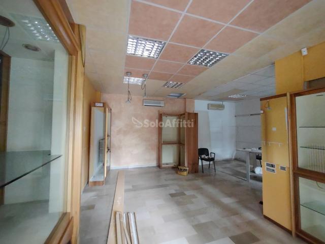 Locale Commerciale in affitto a Marche, Pesaro E Urbino