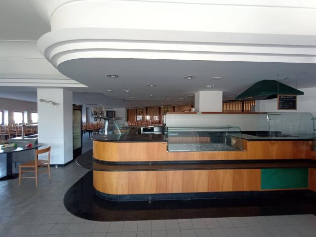 Locale Commerciale in affitto a Miralfiore, Marche