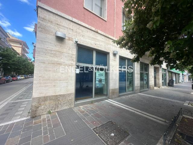 Locale Commerciale in affitto a Pescara, Abruzzo