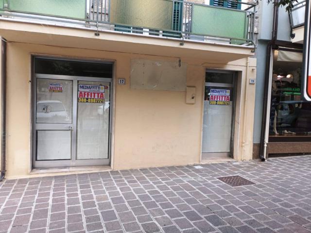 Locale Commerciale in affitto a Pianella, Abruzzo