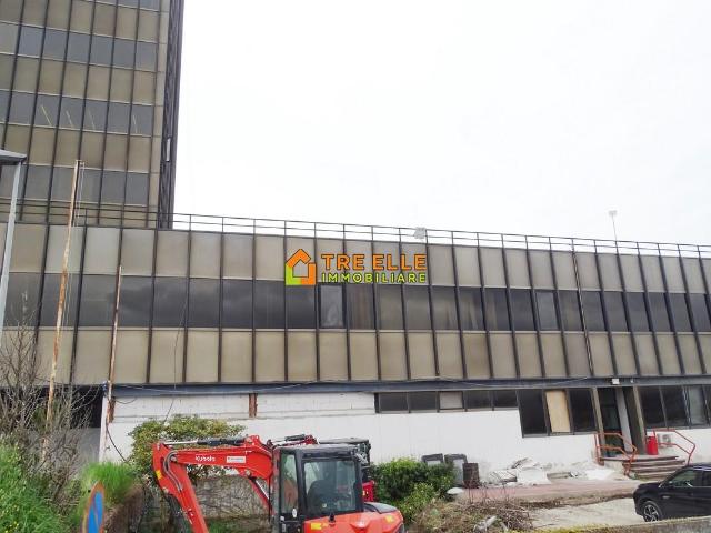 Locale Commerciale in affitto a Pomigliano D'arco, Campania