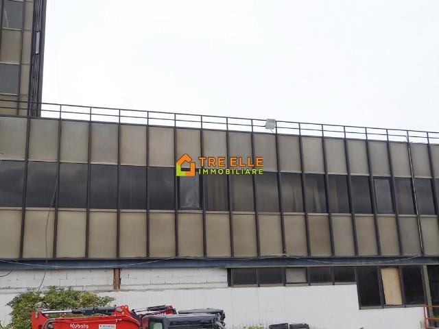 Locale Commerciale in affitto a Pomigliano D'arco, Campania