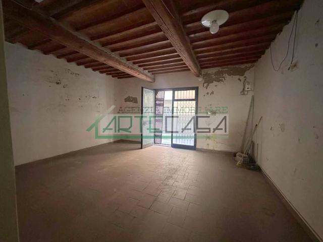 Locale Commerciale in affitto a Bellaria, Pontedera