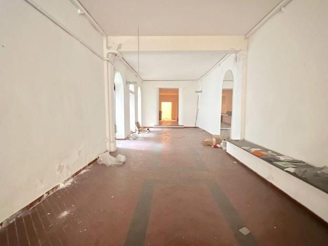 Locale Commerciale in affitto a il Cantiere, Prato