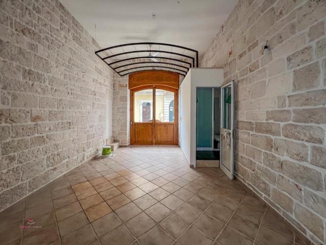 Locale Commerciale in affitto a Puglia, Bari