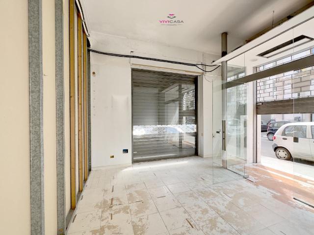 Locale Commerciale in affitto a Puglia, Bari