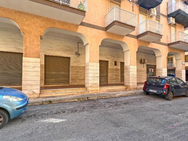 Locale Commerciale in affitto a Puglia, Bari