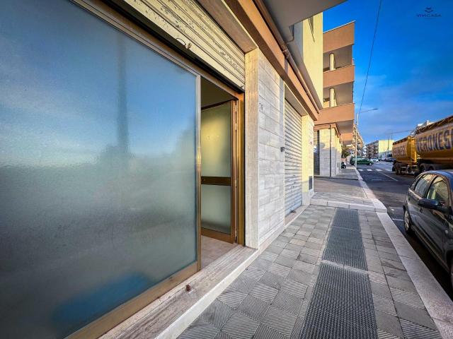 Locale Commerciale in affitto a Puglia, Bari