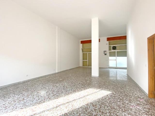 Locale Commerciale in affitto a Puglia, Bari