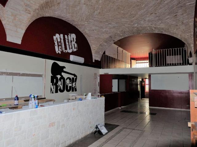 Locale Commerciale in affitto a Puglia, Bari
