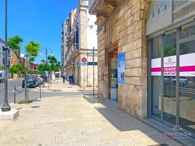 Locale Commerciale in affitto a Puglia, Bari