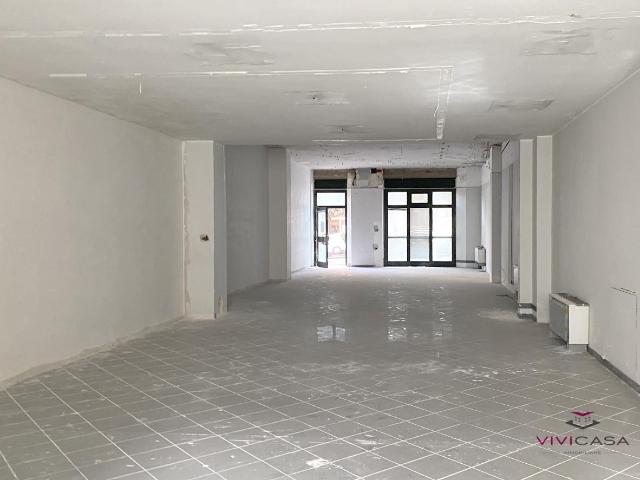 Locale Commerciale in affitto a Puglia, Bari