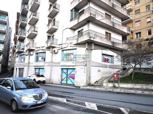 Locale Commerciale in affitto a Ragusa, Sicilia