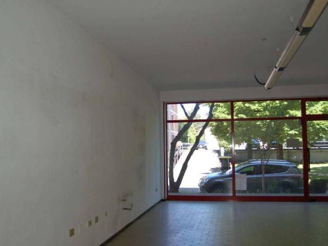 Locale Commerciale in affitto a San Giacomo esterna, Re
