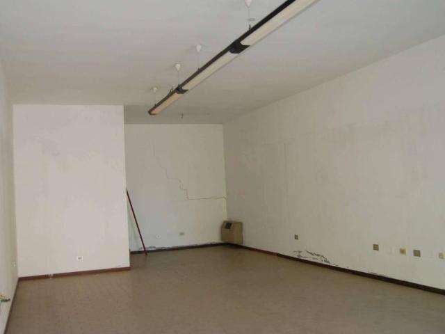 Locale Commerciale in affitto a San Giacomo esterna, Re
