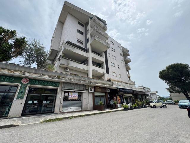 Locale Commerciale in affitto a Calabria, Cosenza