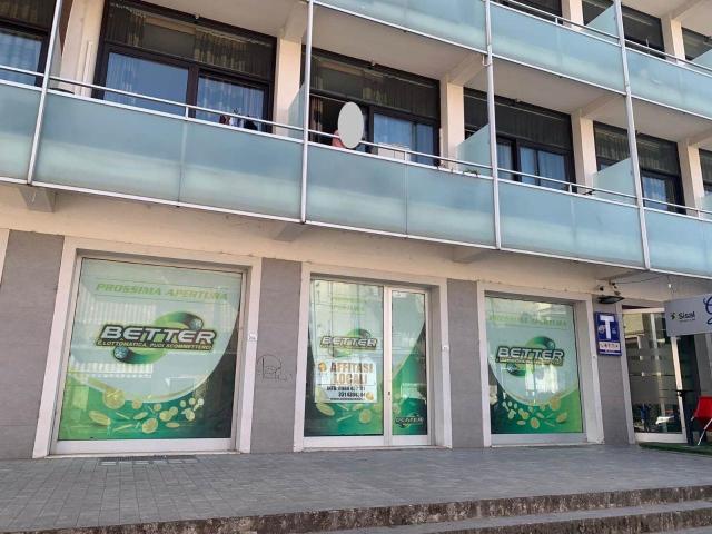 Locale Commerciale in affitto a Calabria, Cosenza
