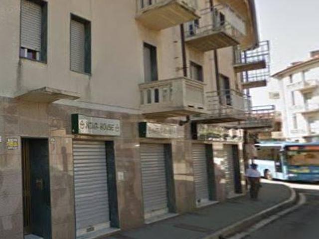 Locale Commerciale in affitto a Borgo Uriola, Piemonte