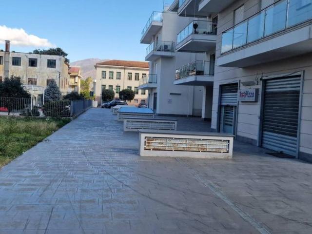 Locale Commerciale in affitto a Roccapiemonte, Campania