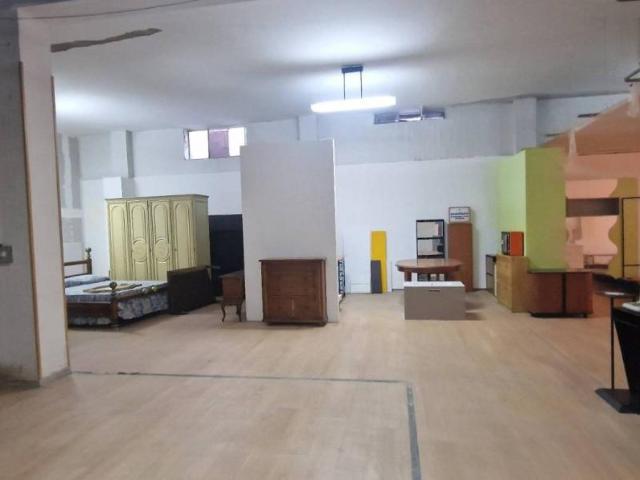Locale Commerciale in affitto a Roccapiemonte, Campania