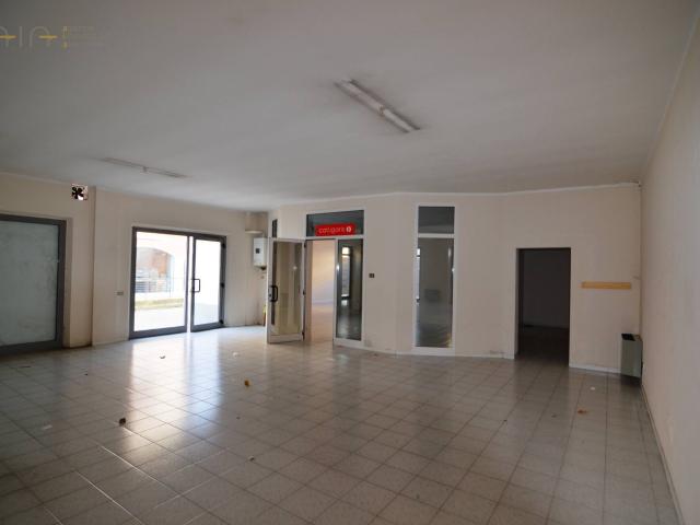 Locale Commerciale in affitto a Marche, Ascoli Piceno