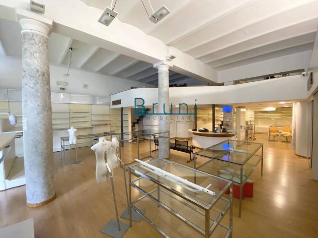Locale Commerciale in affitto a Marche, Ascoli Piceno