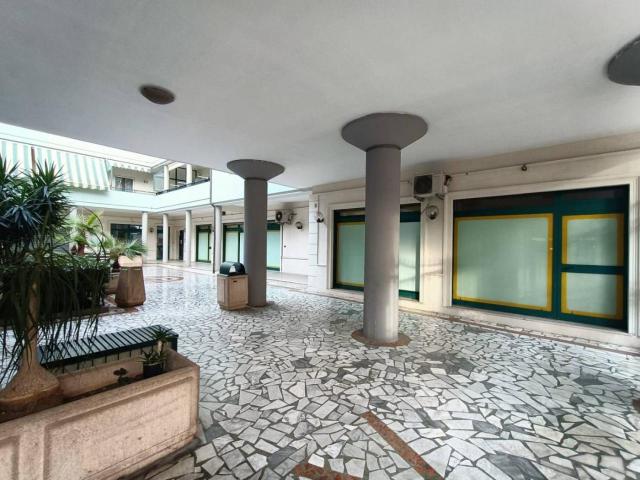 Locale Commerciale in affitto a Puglia, Taranto