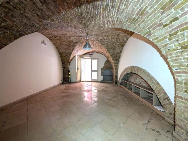 Locale Commerciale in affitto a Puglia, Foggia