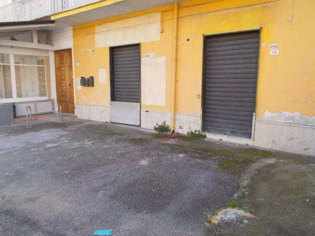 Locale Commerciale in affitto a Santa Maria A Vico, Campania