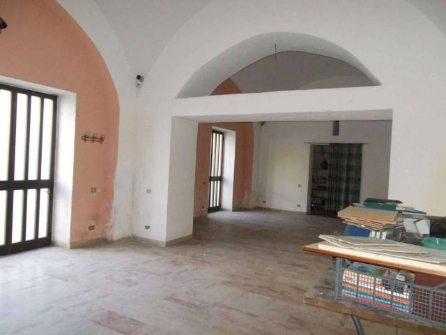 Locale Commerciale in affitto a Santa Maria A Vico, Campania