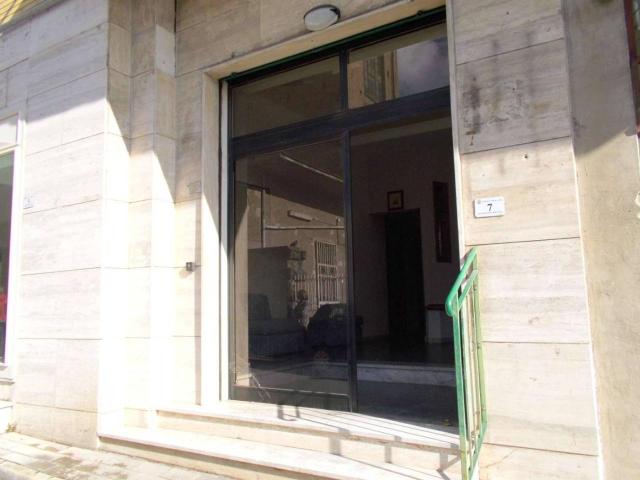 Locale Commerciale in affitto a Santa Maria A Vico, Campania