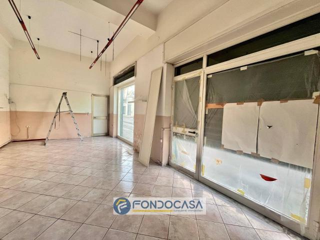 Locale Commerciale in affitto a Sant'antimo, Campania