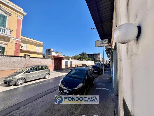Locale Commerciale in affitto a Sant'antimo, Campania
