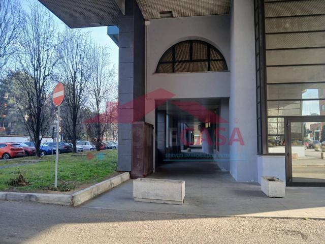 Locale Commerciale in affitto a Santuario, Saronno