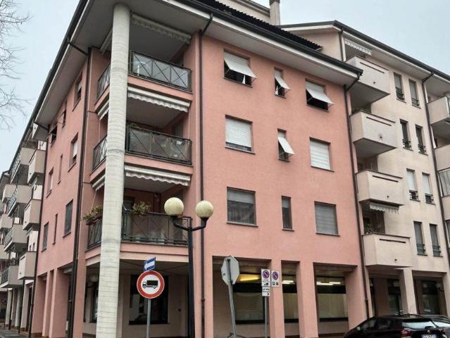 Locale Commerciale in affitto a Castelletto, Senago