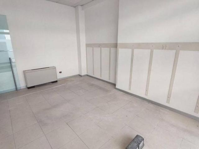 Locale Commerciale in affitto a Signa, Toscana