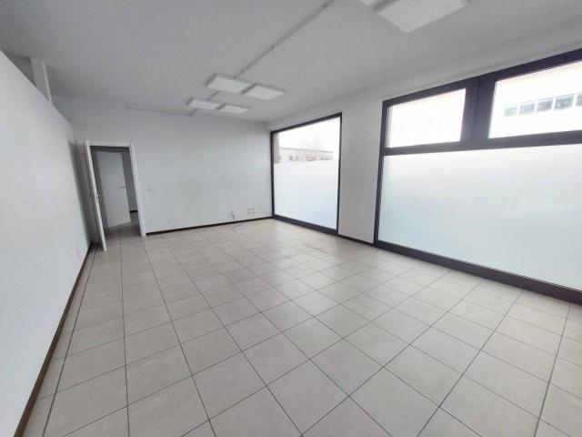 Locale Commerciale in affitto a Signa, Toscana