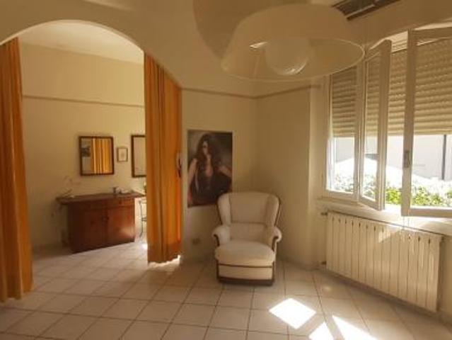 Locale Commerciale in affitto a Somma Lombardo, Lombardia