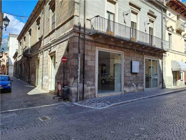 Locale Commerciale in affitto a Sulmona, L'Aquila