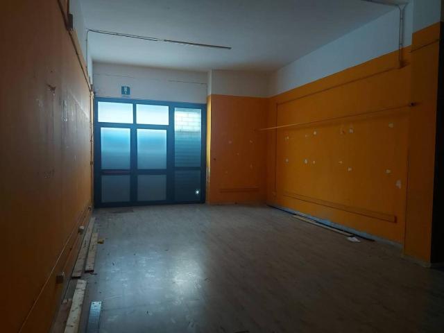 Locale Commerciale in affitto a Puglia, Taranto