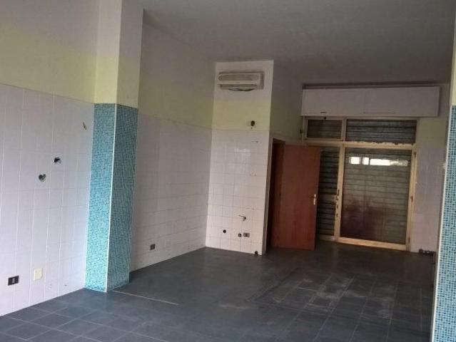 Locale Commerciale in affitto a Termoli, Molise